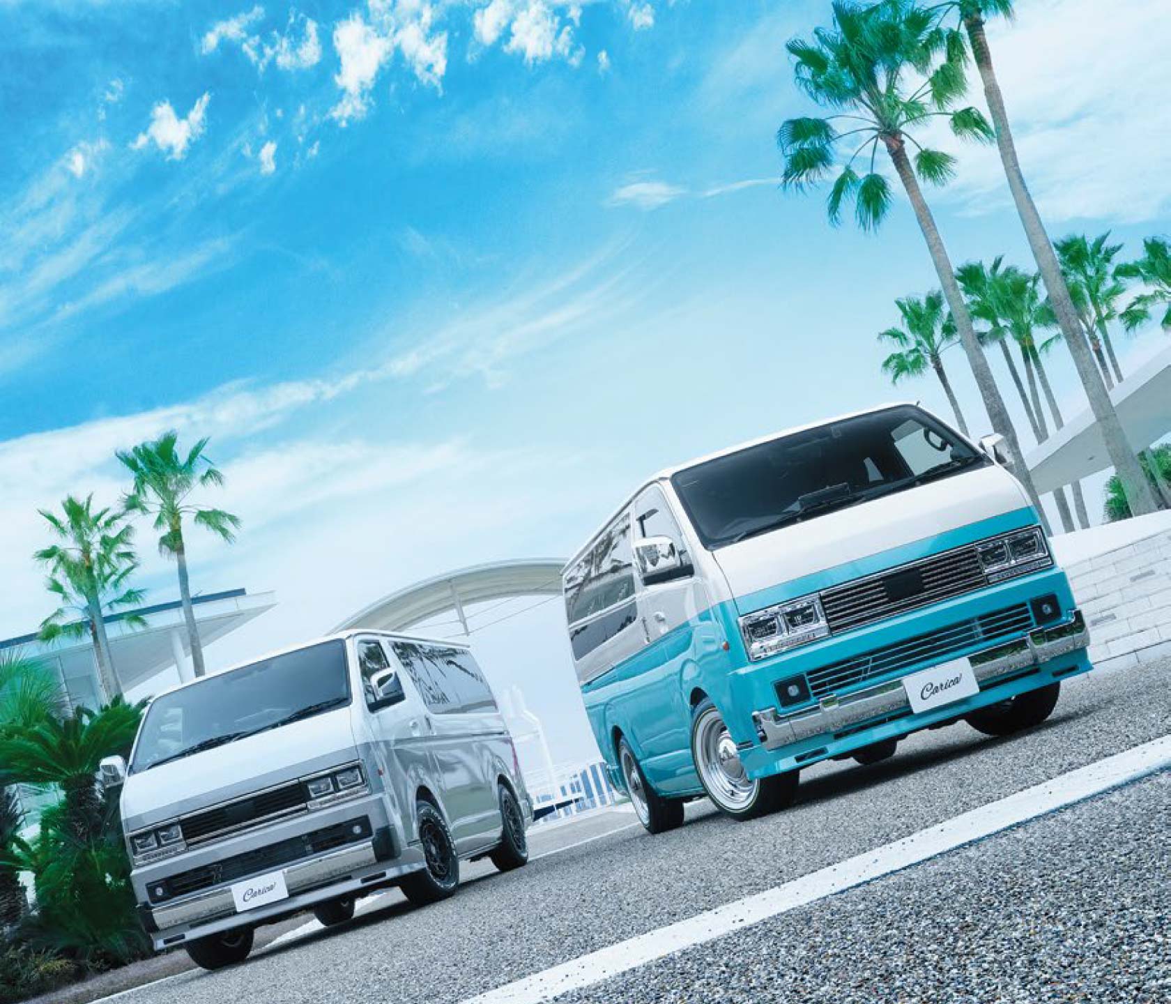 青空とヤシの木を背景に並ぶ2台のCarica